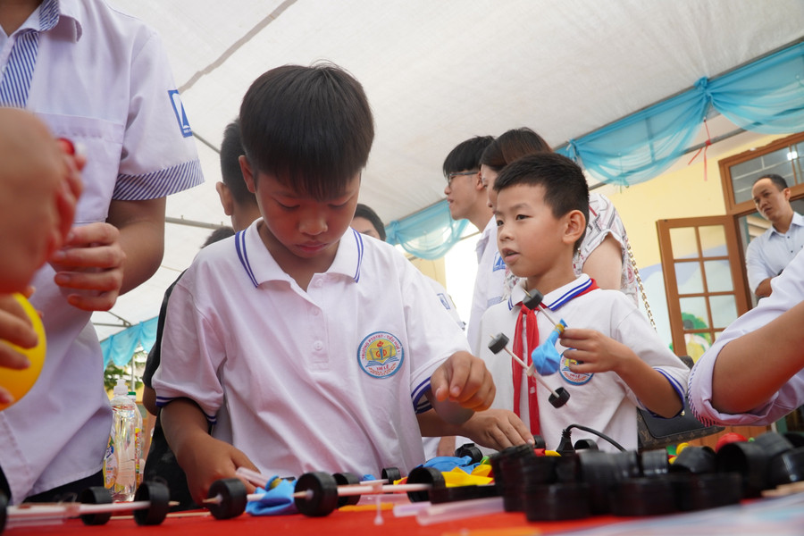 Học sinh hào hứng khi được tiếp cận với robot. dsc08880.jpg