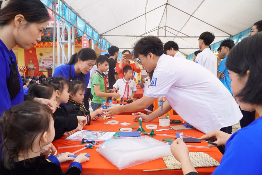 Học sinh Trường THPT Chuyên Hà Nội – Amsterdam hướng dẫn học sinh ở xã Tri Lễ (Lạng Sơn) về kiến thức STEM. Ảnh LA.