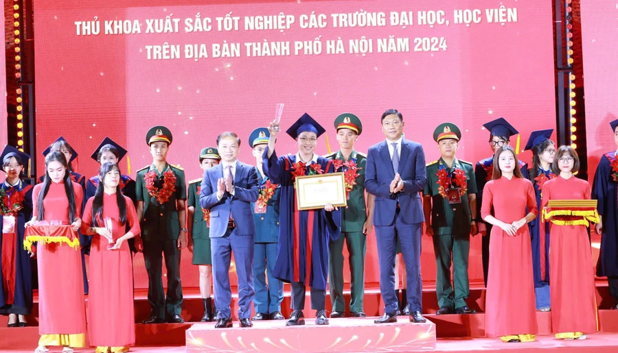 Hà Huy Công trong Lễ tuyên dương thủ khoa xuất sắc tốt nghiệp các trường Đại học, Học viện trên địa bàn thành phố Hà Nội năm 2024. Ảnh NVCC.