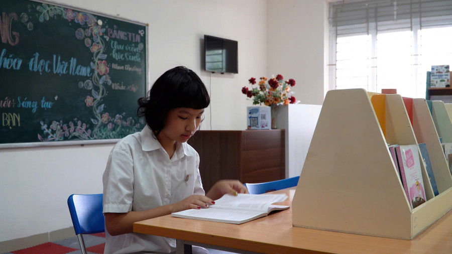 Nữ thủ khoa còn đam mê đọc sách. Ảnh Duy Đạt. dat-2.jpg
