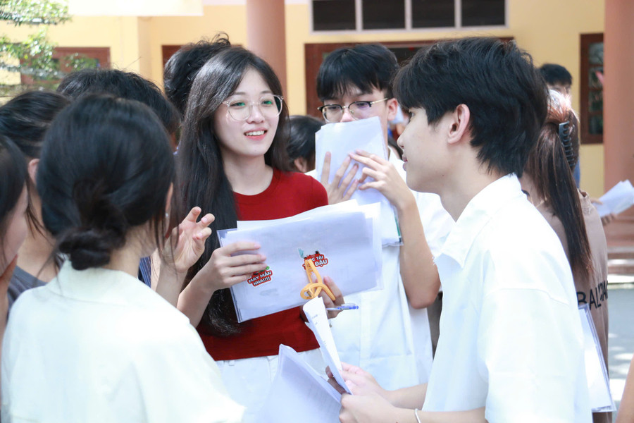 Thí sinh ở Lạng Sơn phấn khởi sau buổi thi đầu. ls-1.jpg