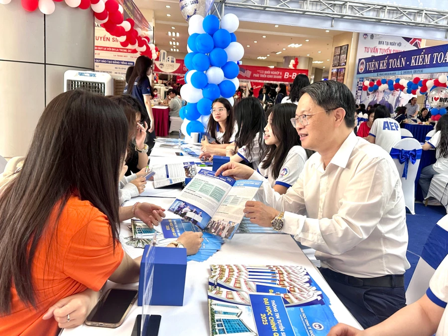TS. Vũ Văn Ngọc - Viện trưởng Viện Đào tạo Tiên tiến, Chất lượng cao & POHE - ĐH Kinh tế quốc dân tư vấn cho thí sinh. Ảnh NC.