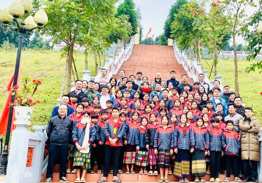 Cùng trò tham quan các khu di tích. hoa-1.jpg