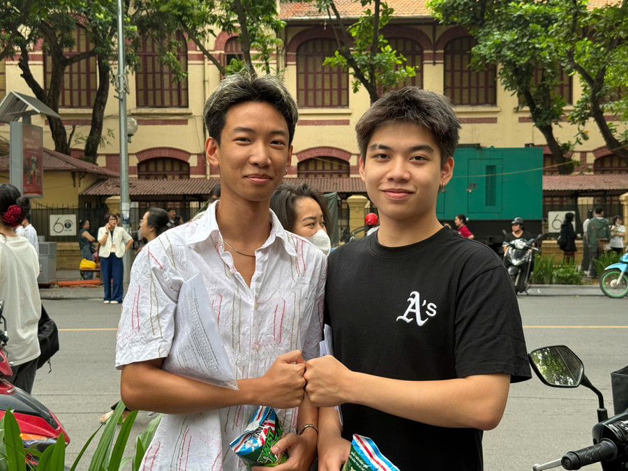 Thí sinh Hà Nội phấn khởi kết thúc mùa thi. het-1.jpg
