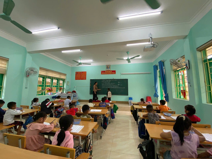 Cô Khuyên chia sẻ, giữ gìn văn hóa dân tộc không phải điều gì cao xa, đó là khi các em tự hào mặc trang phục truyền thống trong ngày lễ hội. khuyen-3.jpg