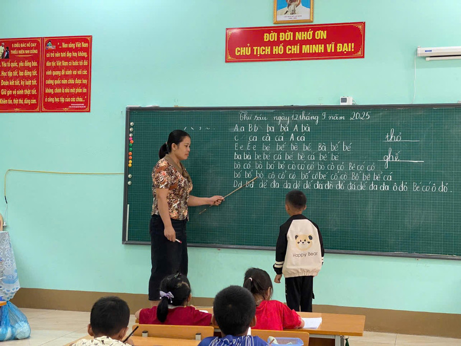 Cô giáo Hà Thị Khuyên cùng học trò.
