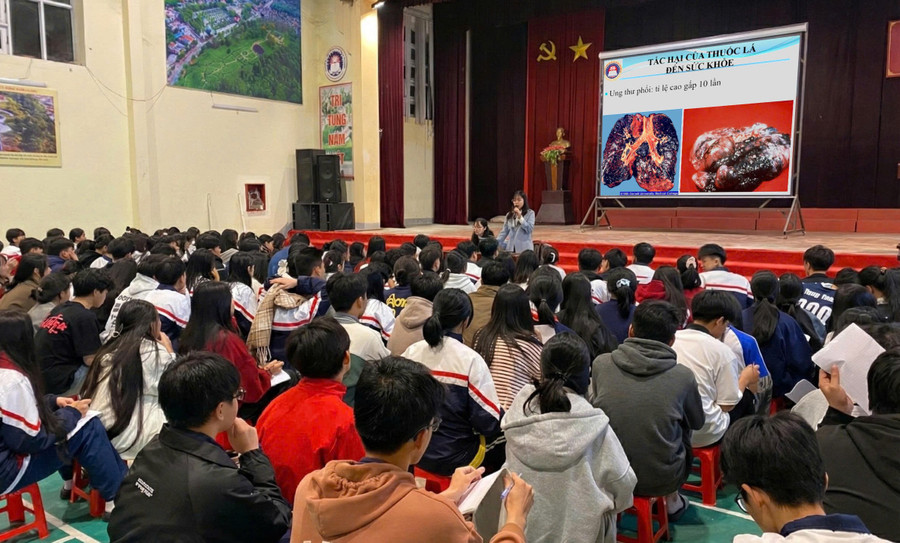 Trường PTDTNT THPT tỉnh Điện Biên tổ chức tuyên truyền công tác phòng, chống tác hại của thuốc lá. Ảnh NTCC.
