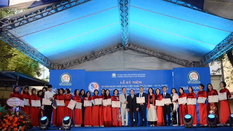 26 thầy cô đạt danh hiệu chiến sĩ thi đua cơ sở, 34 thầy cô đạt danh hiệu lao động tiên tiến...