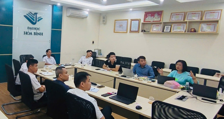 Chuyên gia Hồng Lan chia sẻ với 10 doanh nghiệp startup được tuyển chọn chuyên đề "Kỹ năng xây dựng thương hiệu". dung-2.jpg