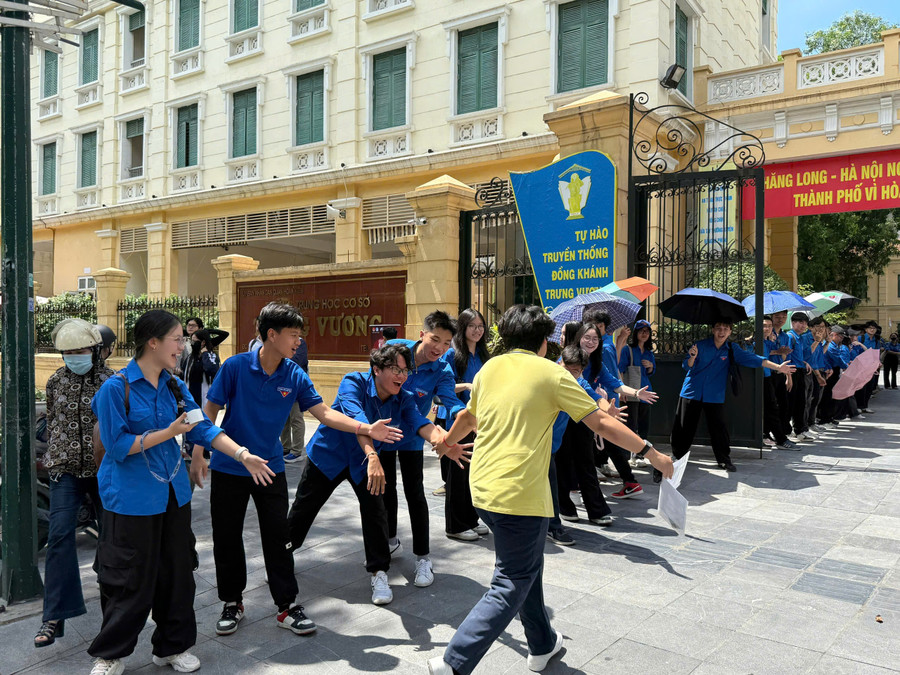 Anh Nguyễn Duy Hưng, Bí thư đoàn phường Cửa Nam (quận Hoàn Kiếm, Hà Nội) chia sẻ: “Tại điểm thi hôm nay, tình nguyện viên có mặt từ sớm, không quản nắng nóng, họ mang trong mình lòng nhiệt huyết của tuổi trẻ, ý chí để tiếp sức hỗ trợ cho thí sinh cũng như người nhà thí sinh". tn-2.jpg