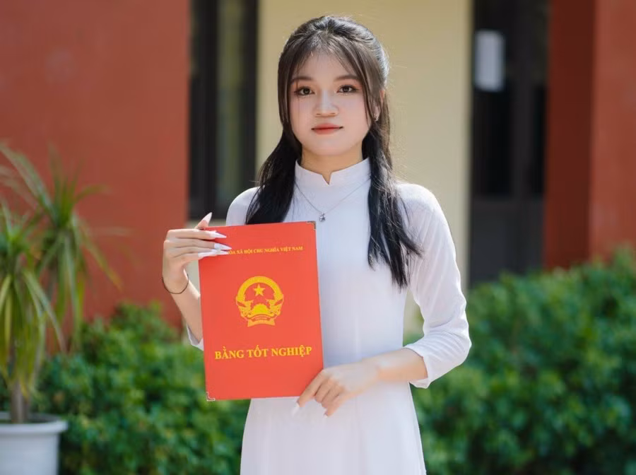 Vi Thị Thủy - học sinh Trường THPT Dân tộc Nội trú tỉnh Nghệ An (Nghệ An) đạt 29 điểm khối C00 tại kỳ thi tốt nghiệp THPT năm 2024. Ảnh NVCC.