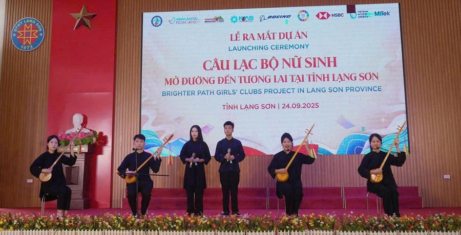 CLB Văn hóa các dân tộc Trường THPT DTNT tỉnh Lạng Sơn biểu diễn hát then đàn tính.