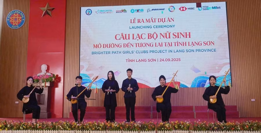 CLB Văn hóa các dân tộc Trường THPT DTNT tỉnh Lạng Sơn biểu diễn hát then đàn tính.