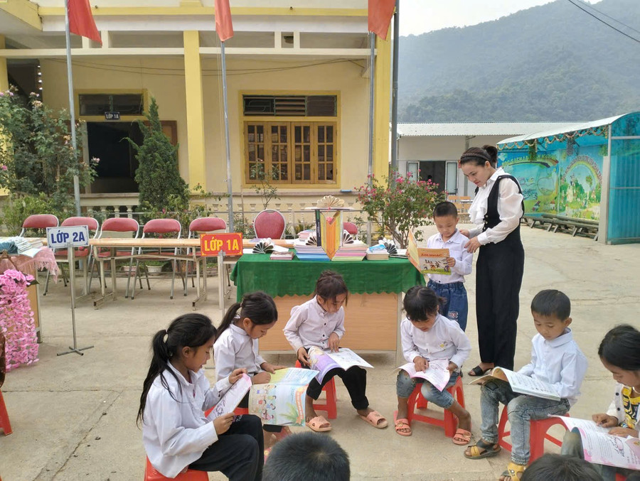 Một tiết học ngoại khoá của cô Niệm và học trò. Ảnh NVCC.