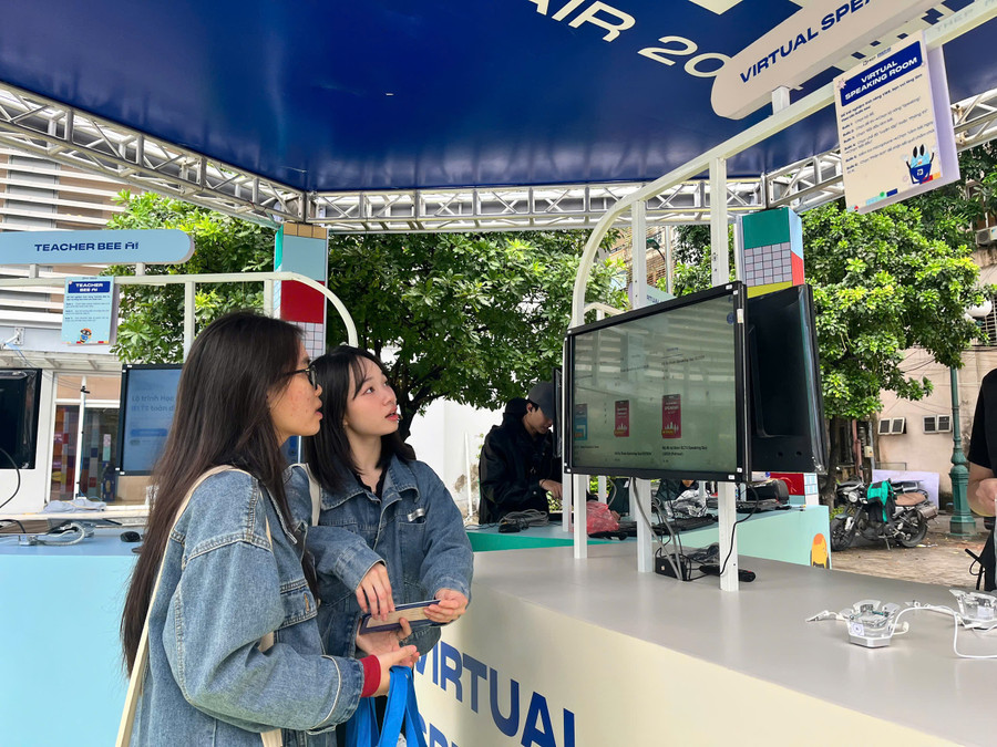 Nhiều sinh viên các trường đại học tham gia trải nghiệm tiếng Anh tại Ngày hội Ngoại ngữ và Công nghệ PREP 2025.