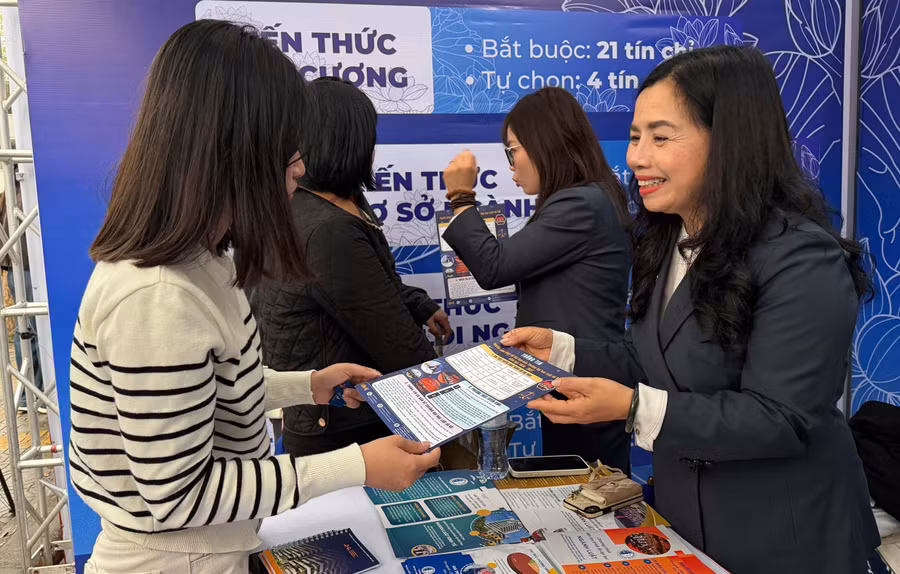 TS. Trần Kim Liễu (bên phải đầu tiên)– Giám đốc Trung tâm Thực hành Pháp luật, Trường ĐH Luật Hà Nội tư vấn. 