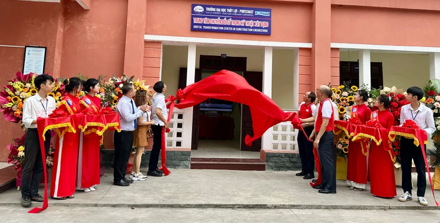 Khai trương Trung tâm Chuyển đổi số trong kỹ thuật xây dựng. Ảnh LA.