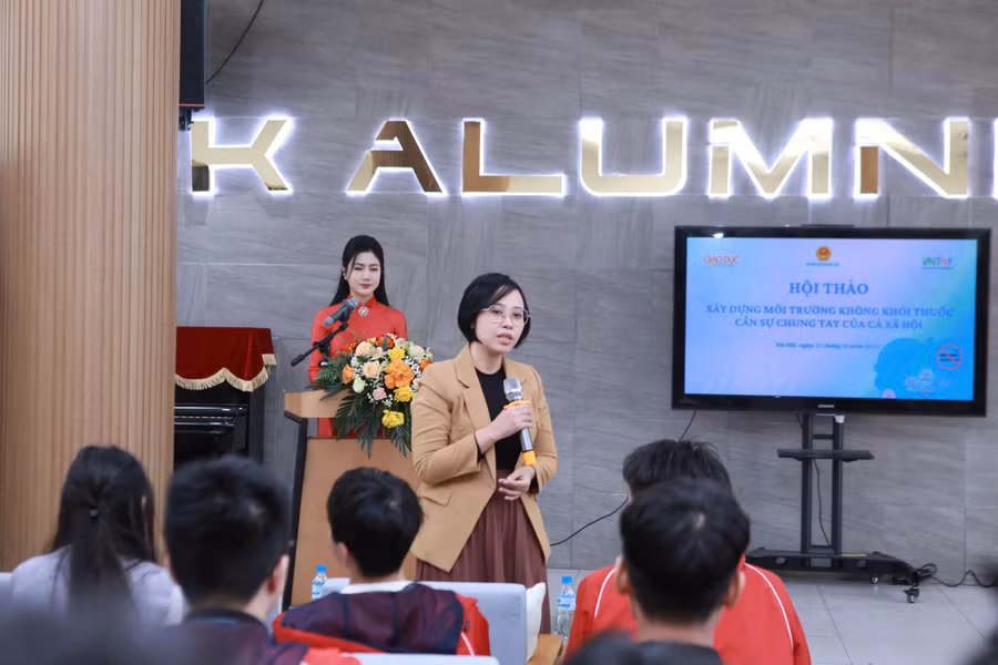 Thạc sĩ, bác sĩ Ninh Thị Phương Mai – Khoa Nội Nhi tổng hợp, Bệnh viện E trao đổi cùng sinh viên về tác hại của thuốc lá, thuốc lá điện tử. Ảnh ĐT.