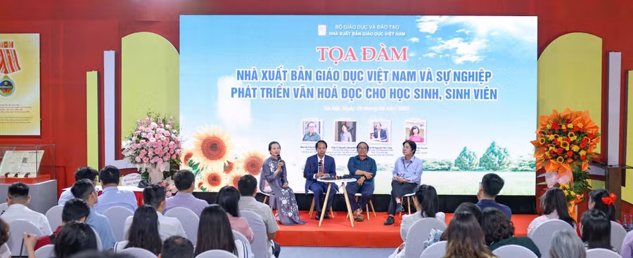 Quang cảnh buổi toạ đàm. Ảnh Thanh Tùng.