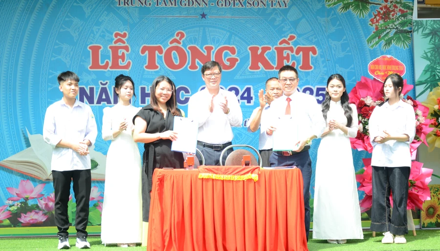 Trung tâm GDNN-GDTX thị xã Sơn Tây ký hợp tác đào tạo với Công ty cổ phần Viện nhân lực V10. Ảnh NC.