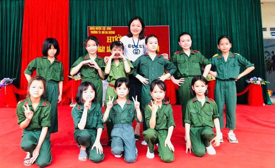Cô giáo Triệu Thu Hà cùng học trò. ha-2.jpg