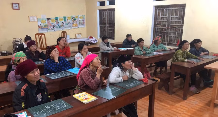 Lớp học xoá mù chữ.