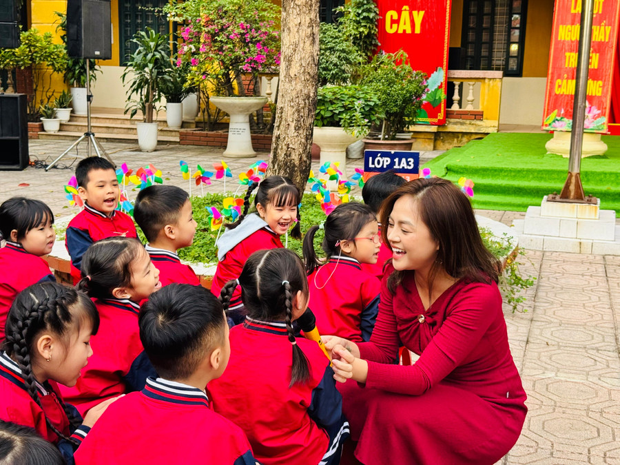 Nghệ sĩ Nguyễn Thu Quỳnh trao đổi cùng học sinh.