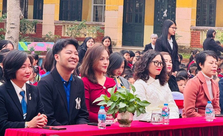 Các nghệ sĩ tham gia chia sẻ cùng học sinh. thu-quynh-5.jpg