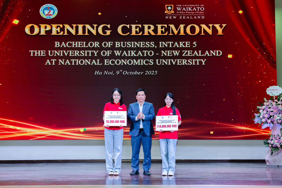 Tân sinh viên nhận học bổng. kt-quoc-dan.jpg