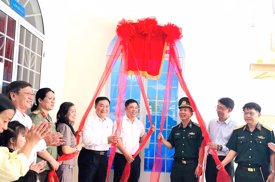 Đại tá Nguyễn Thanh Hà - Chủ nhiệm Chính trị BĐBP Khánh Hòa (thứ 3 bên phải) cùng các đại biểu kéo băng khánh thành công trình thanh niên.