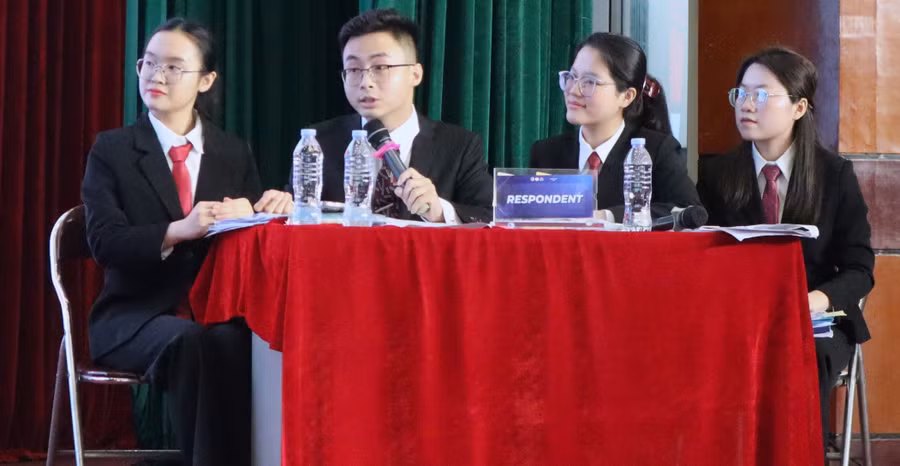 Sinh viên tham gia tranh tài tại vòng chung kết.