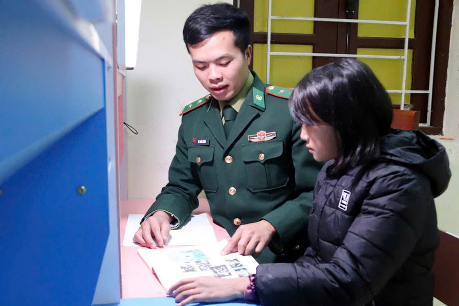 Đại uý Vù Xuân Hùng luôn kiên nhẫn bày dạy cho học viên. Ảnh NVCC vu-2.jpg