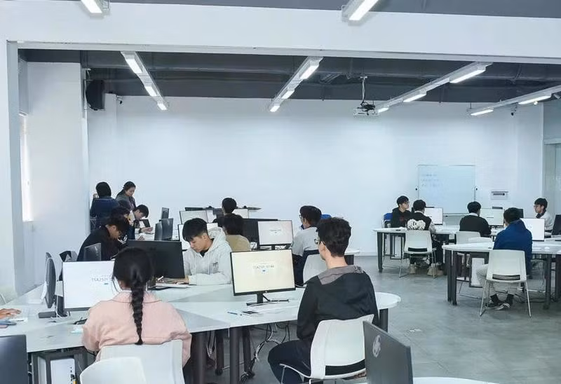 Thí sinh tham gia đánh giá tư duy của ĐH Bách khoa Hà Nội. Ảnh NTCC.