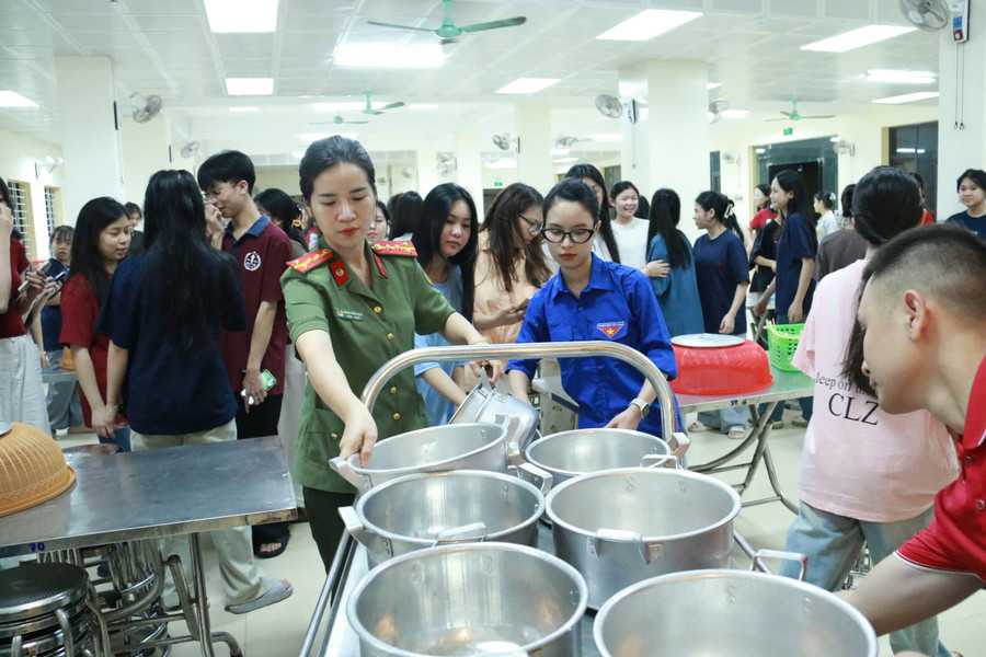 Những chiến sĩ công an hay thanh niên tình nguyện cũng tham gia nấu cháo đêm hỗ trợ học trò nội trú. a-6.jpg