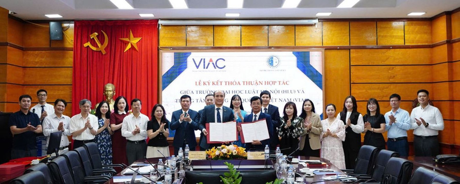 Quang cảnh lễ ký kết.