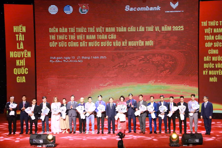 Quang cảnh buổi bế mạc.