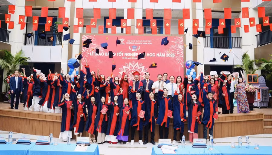 Năm nay, có 396 sinh viên tốt nghiệp 14 ngành đào tạo.