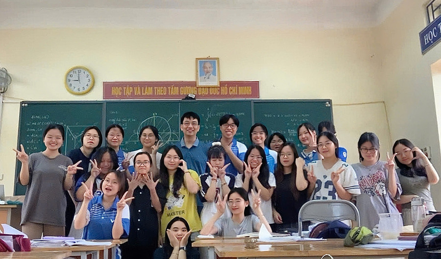Thầy Nguyễn Tiến Tuấn (giáo viên Trường THPT Chuyên Chu Văn An - tỉnh Lạng Sơn) cùng học trò. anh-2.jpg