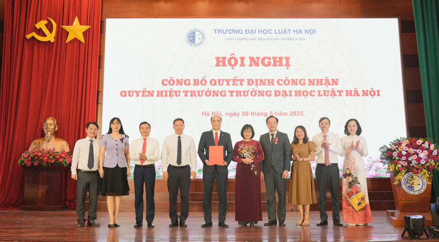 Quang cảnh buổi lễ trao quyết định. hoa-2.jpg