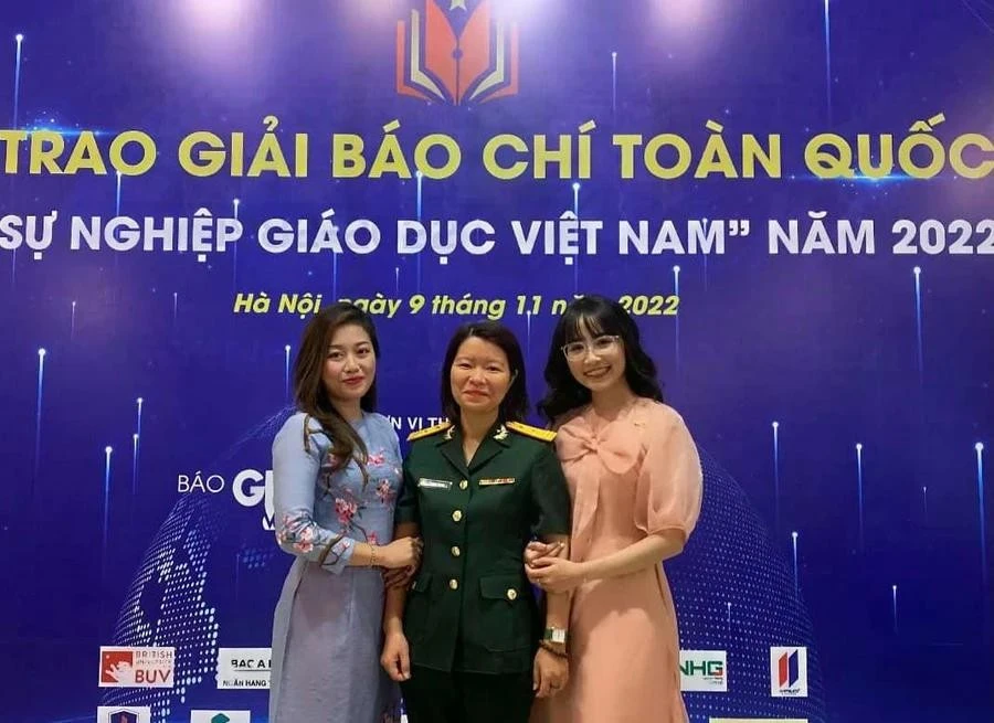 Trung tá Đặng Thu Hà (ở giữa) báo Quân đội Nhân dân. Ảnh NVCC