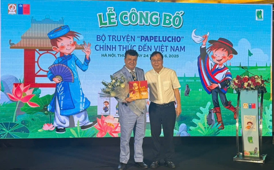 Ông Nguyễn Tiến Thanh - Chủ tịch Hội đồng thành viên, Tổng Giám đốc NXBGDVN phát biểu tại buổi lễ cùng ông Sergio Narea - Đại sứ Chile tại Việt Nam.