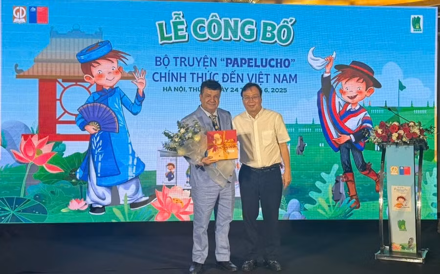 Ông Nguyễn Tiến Thanh - Chủ tịch Hội đồng thành viên, Tổng Giám đốc NXBGDVN phát biểu tại buổi lễ cùng ông Sergio Narea - Đại sứ Chile tại Việt Nam.