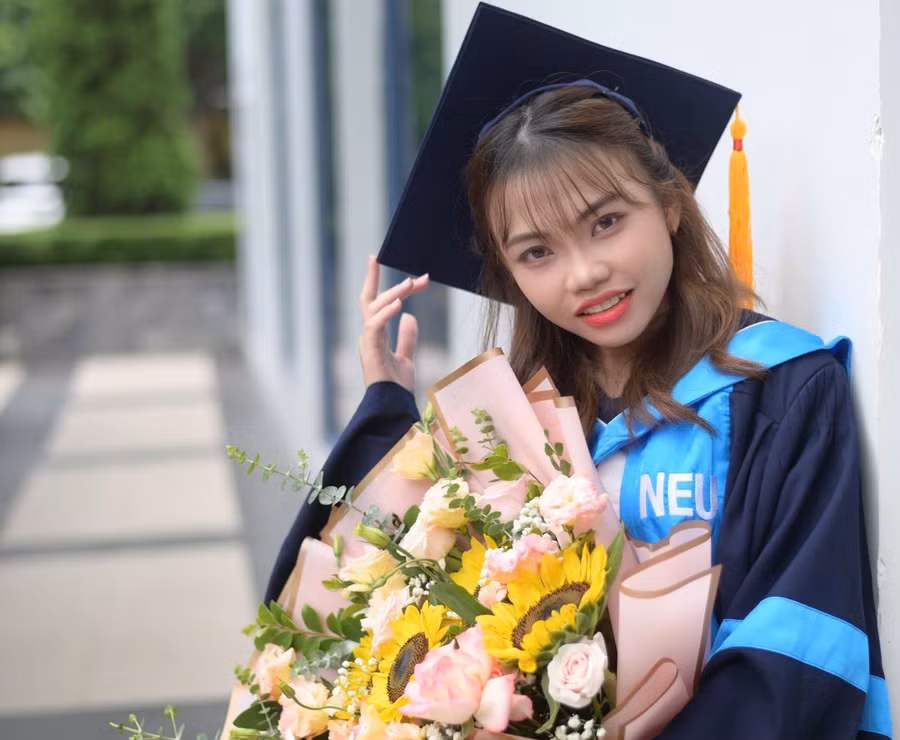 Hoàng Mai Hương, tốt nghiệp thủ khoa đầu ra của Trường ĐH Kinh tế Quốc dân. Ảnh NVCC.