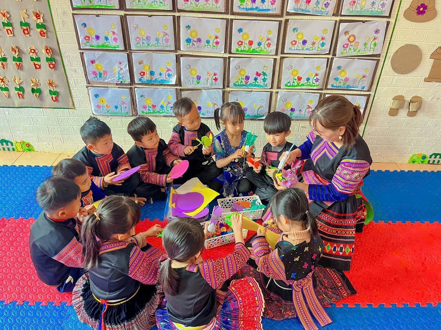 Cô Dừ Thị Vánh cùng học sinh của mình. mong-2.jpg