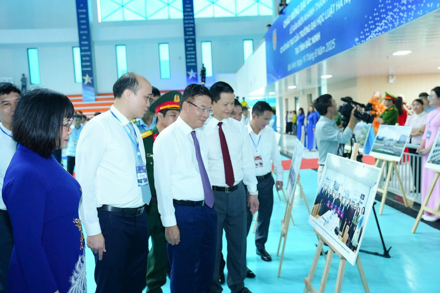 Phó Thủ tướng Lê Thành Long nghe giới thiệu những hình ảnh về quá trình xây dựng Trường ĐH Luật Hà Nội cơ sở 2. a-5.jpg