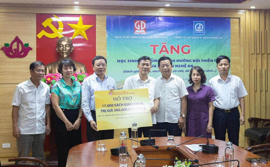 Ông Ngô Văn Hoan – Phó Tổng Giám đốc NXBGDVN trao biển tặng sách cho lãnh đạo Sở GDĐT Nghệ An