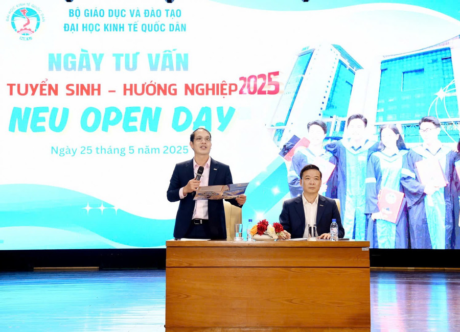 TS. Lê Anh Đức, Trưởng phòng Quản lý đào tạo, Đại học Kinh tế Quốc dân trả lời câu hỏi. ktqd-2.jpg