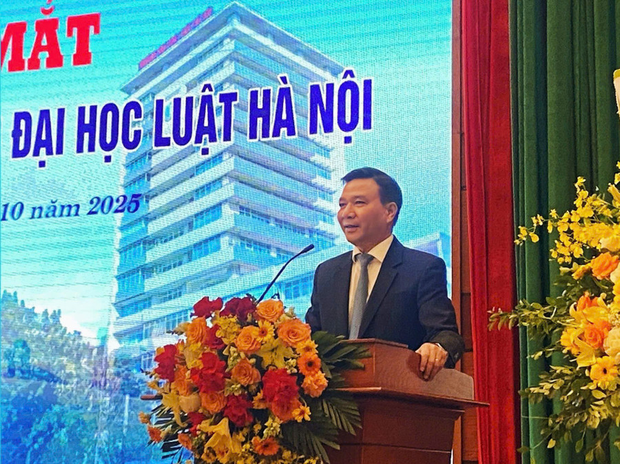 TS. Chu Mạnh Hùng - Bí thư Đảng ủy, Chủ tịch Hội đồng Trường ĐH Luật Hà Nội phát biểu. luat-2.jpg