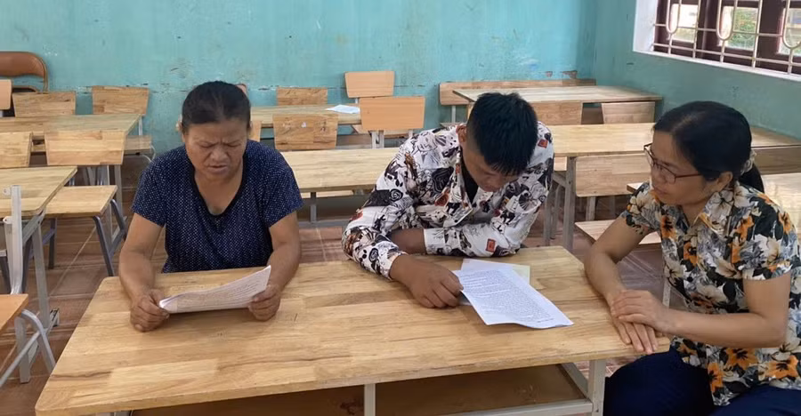 Học viên lớp xoá mù chữ ở Lạng Sơn.