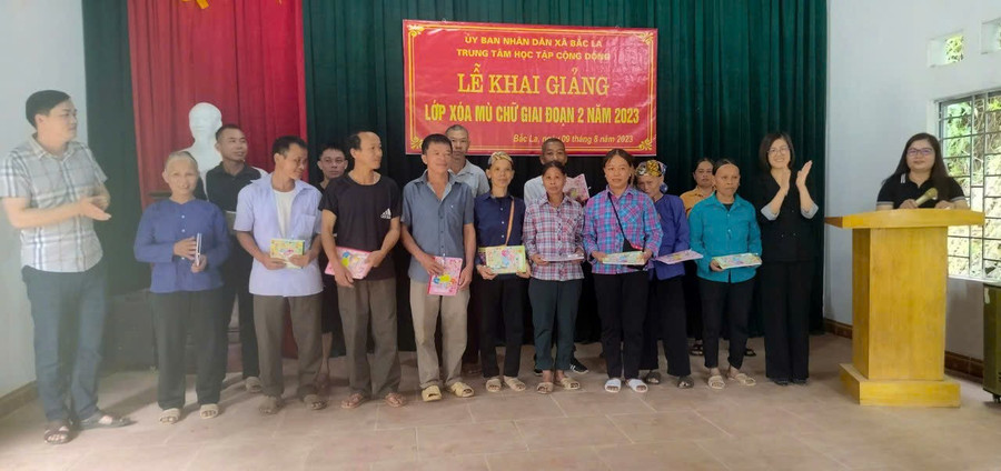 Lớp xoá mù chữ chữ ở Lạng Sơn chủ yếu là người đang tuổi lao động.